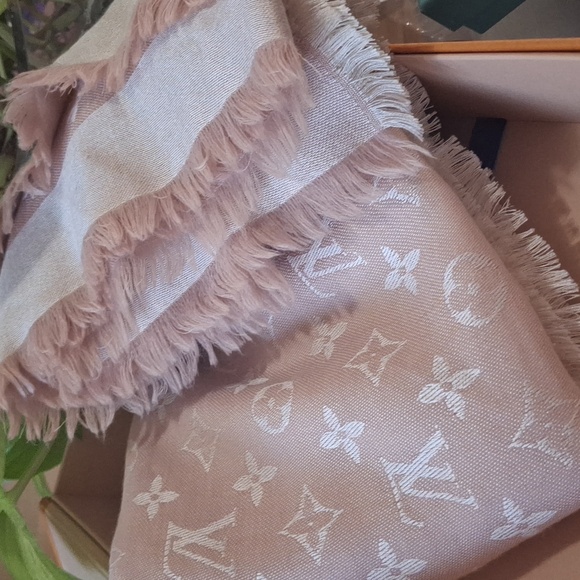 -3 low start Louis Vuitton huge shwal - Picture 2 of 4